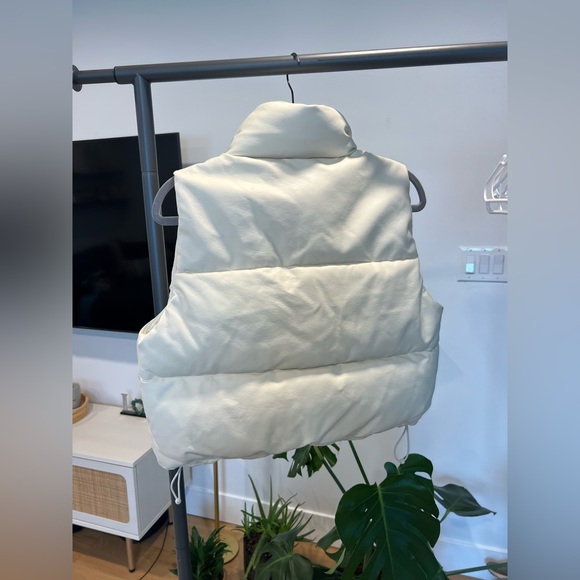 Women’s HOLLISTER Recycle Fill Cropped Cream* Puffer Vest - Picture 2 of 7